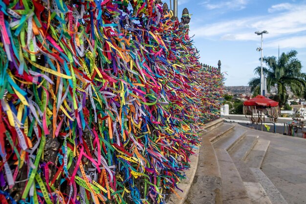 Foto las cintas coloridas del señor de bonfim frente a la iglesia de nosso senhor do bonfim salvador bahia brasil