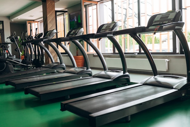 Cintas de correr en el gimnasio Concepto de deporte y estilo de vida saludable