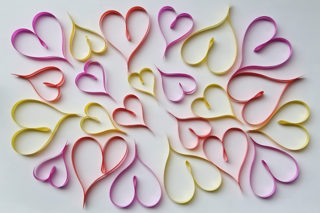Foto cintas en forma de corazones día de san valentín.
