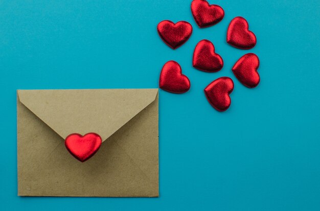 Cintas formadas como corazones en blanco, concepto del día de tarjetas del día de San Valentín. copia espacio