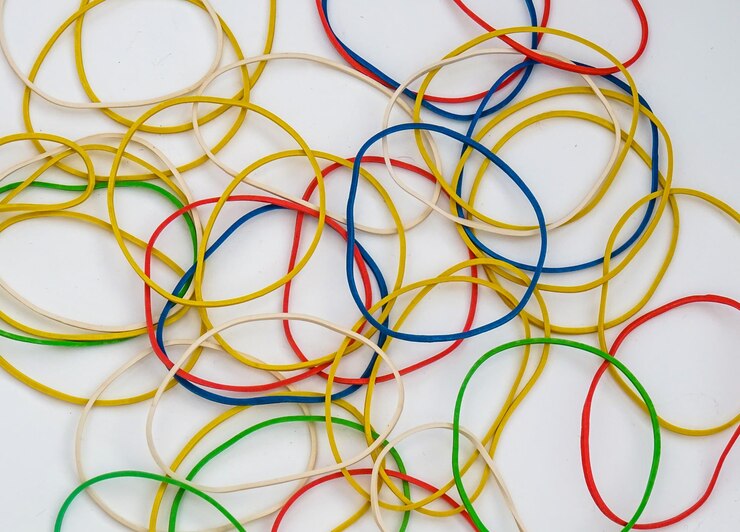 Foto cintas de goma de varios colores sobre un fondo blanco
