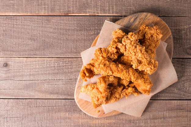 Cintas de pecho de pollo frito y crujiente con salsa