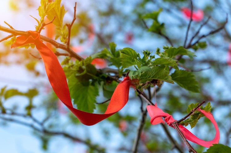 Cintas rojas en el árbol de los deseos