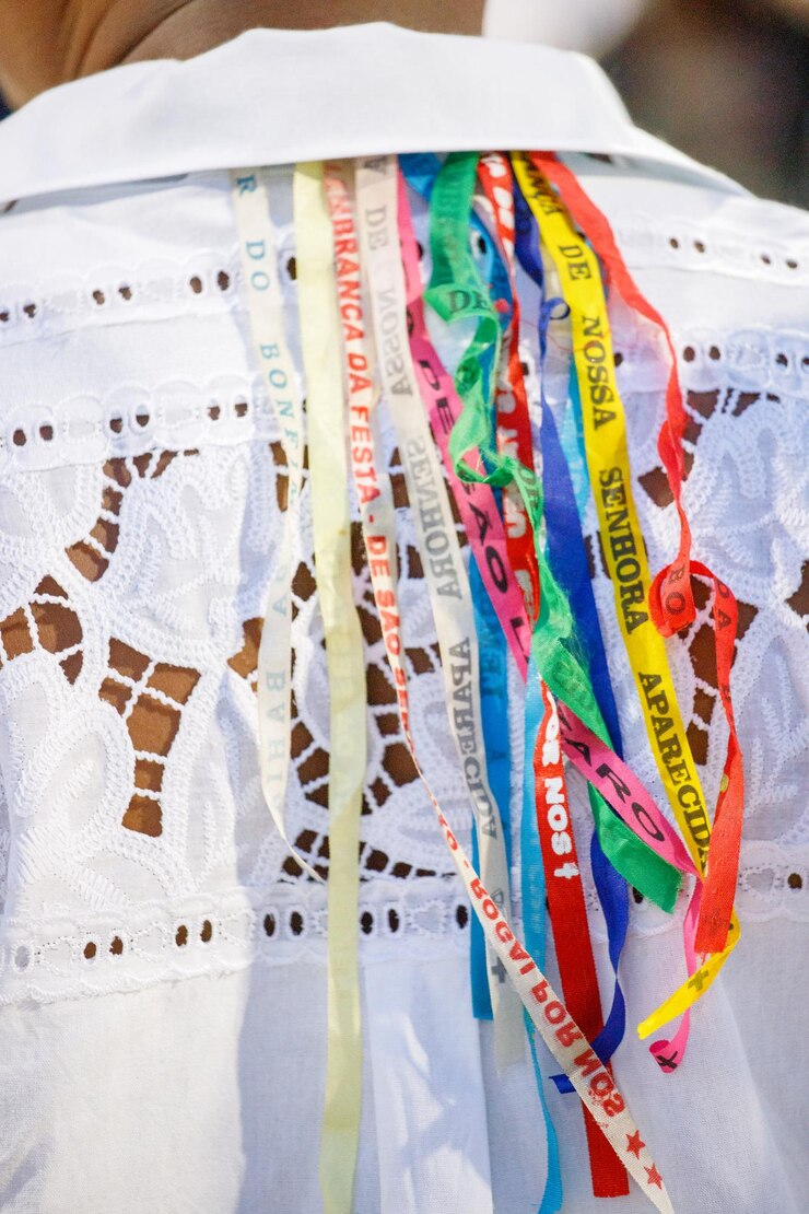 Foto cintas de santos brasileños atadas en la parte de atrás de una camisa en río de janeiro