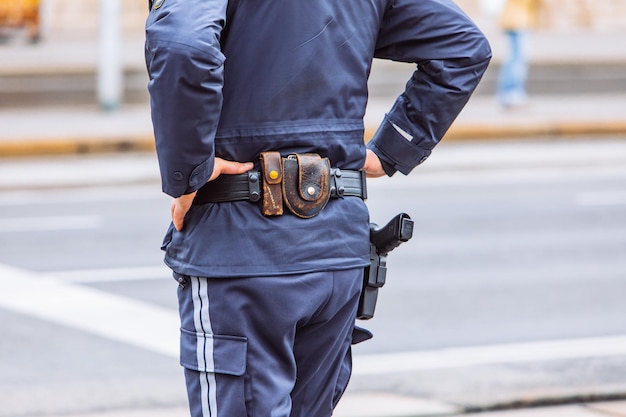 Cinto de munição na cintura do policial