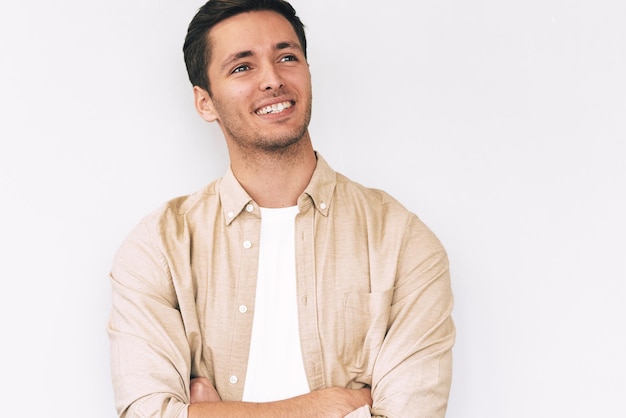 Cintura para arriba imagen de guapo joven empresario feliz sonriendo ampliamente vistiendo camiseta blanca y camisa beige aislado sobre fondo blanco Alegre estudiante masculino se siente exitoso