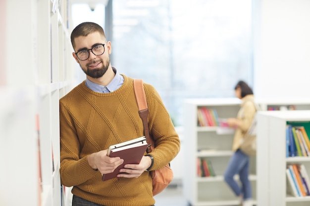 Cintura para arriba retrato de estudiante con gafas