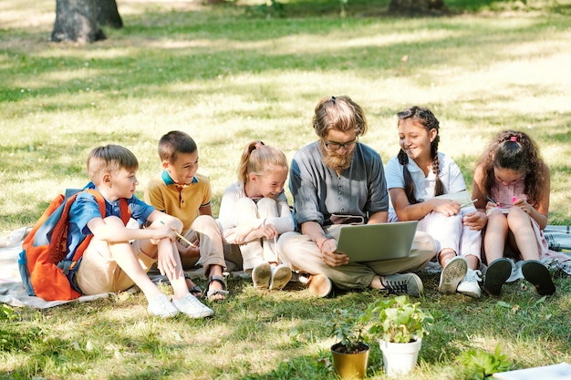 Cintura para arriba retrato de tres niños sosteniendo carteles con SAVE PLANET SAVE FUTURE mientras protestaban por la naturaleza al aire libre