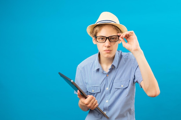 Cintura para arriba vista de retrato del divertido hombre de negocios adolescente sosteniendo la computadora portátil en las manos