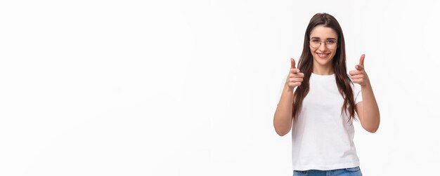 Foto cintura de confianza atrevida atractiva joven compañera de trabajo en gafas y camiseta sonriendo astuto pointi