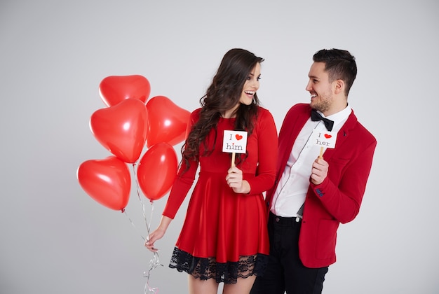 Foto cintura para cima de casal usando roupas formais