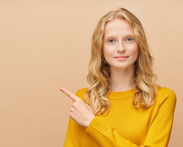 Cintura para cima retrato da mulher apontando a direção com o dedo, aponta com a mão