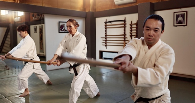 Cinturão preto de Aikido ou aula de luta com arma em treinamento ou exercício de autodefesa física em dojo Aprendendo estudantes ou pessoas em um estúdio para lição de prática de treino e rotina de fitness no Japão