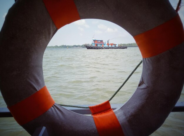 Foto cinturão salva-vidas num barco no mar