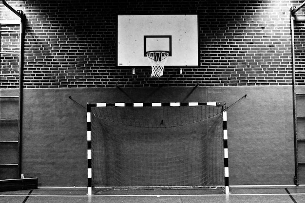 Foto cinturón de baloncesto y poste de portería en una cancha vacía