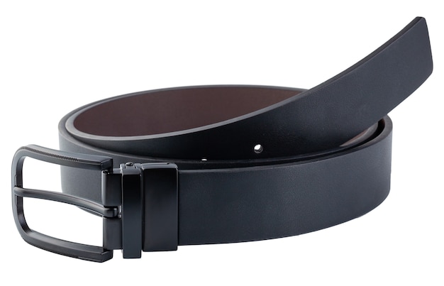 Cinturón de cuero para hombres de moda abrochado con hebilla de metal mate oscuro aislado