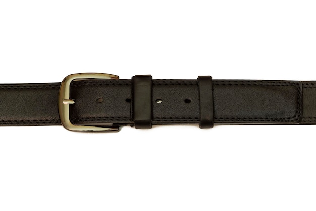 Foto el cinturón de cuero negro se encuentra sobre un fondo blanco.