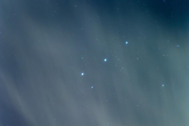 Foto cinturón de orión, fondo de cielo nocturno nublado