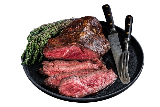 Foto cinturón a la parrilla o bistec de carne de res onglet en un plato con tomillo aislado sobre fondo blanco vista superior