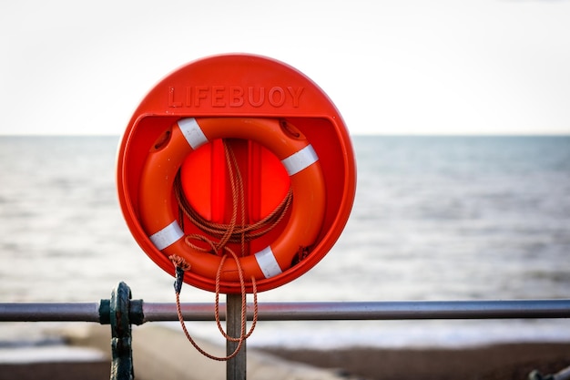 Cinturón salvavidas en frente de la playa