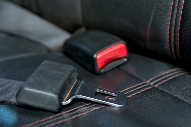 Cinturón de seguridad del coche en el asiento del pasajero en el coche. Con seguridad en el coche