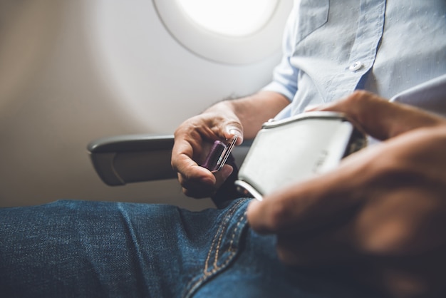 Cinturón de seguridad para el pasajero mientras está sentado en el avión.