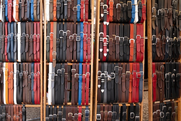 Cinturones de cuero en taller artesanal para el fondo de mercado de venta