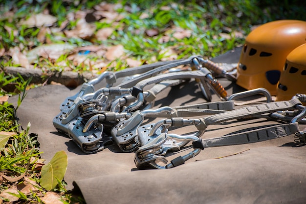 Cinturones de seguridad con carabinas y casco. equipo de carrera de obstáculos para actividades al aire libre y deporte.