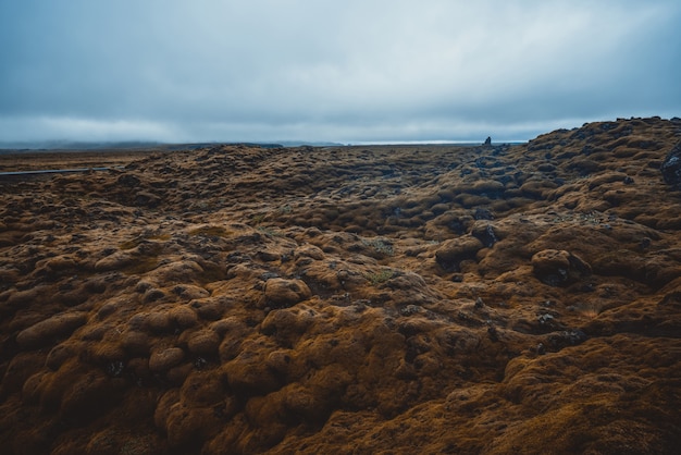 Cinza vulcânica e campo de lava na Islândia.