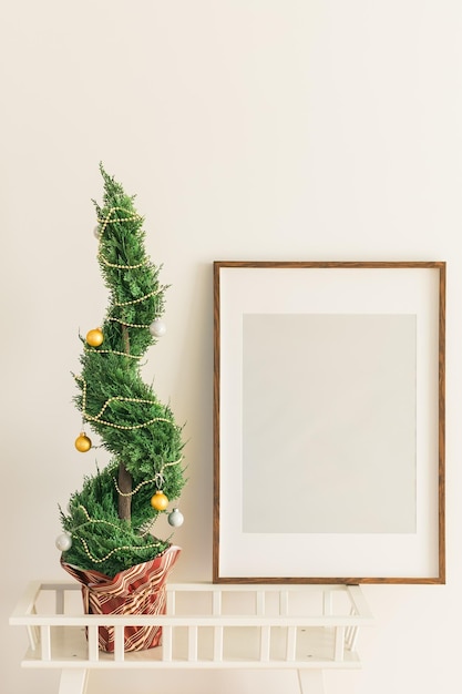 Cipreste interno ou thuja em pote está decorando bolas de enfeite como árvore de Natal Árvores de Natal alternativas e maquete com espaço em branco vazio para publicidade Copie o espaço e espaço para texto