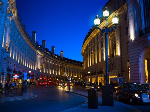 Foto el circo de piccadilly en londres por la noche