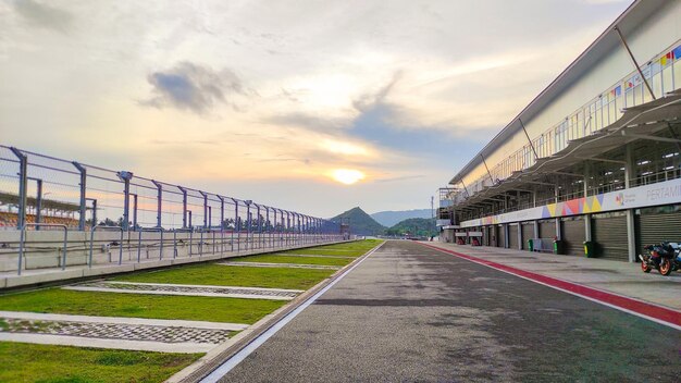 Foto circuito con cielo en el crepúsculo