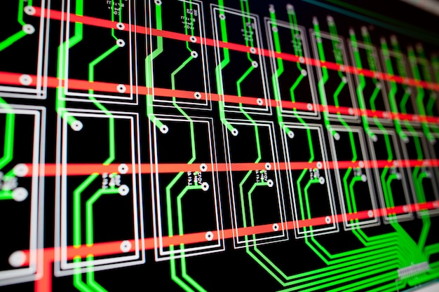 Foto circuito eléctrico de pcb en la pantalla de la pc