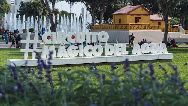 Circuito Magico del Agua große weiße Buchstaben im magischen Wasserkreislauf, Reserve Park, Lima Peru, Tourist