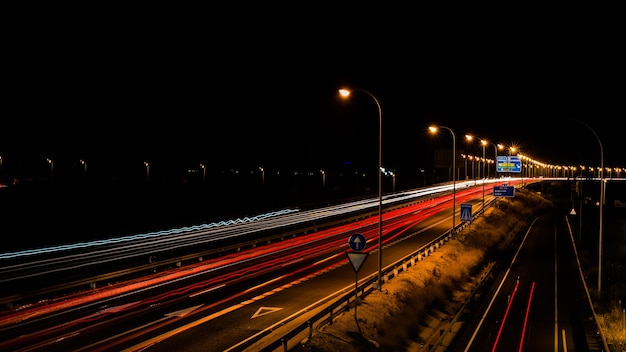 Circulacion en la carretera por la noche