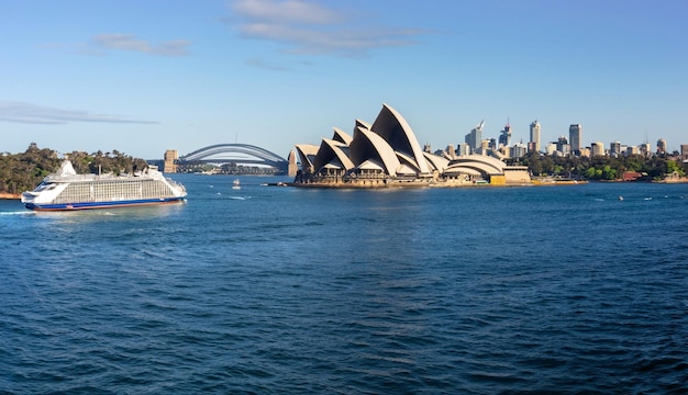 Circular Quay e Opera House Sydney Australia Ópera de Sydney com balsas no foregournd