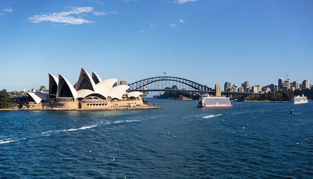 Circular Quay e Opera House Sydney Australia Ópera de Sydney com balsas no foregournd