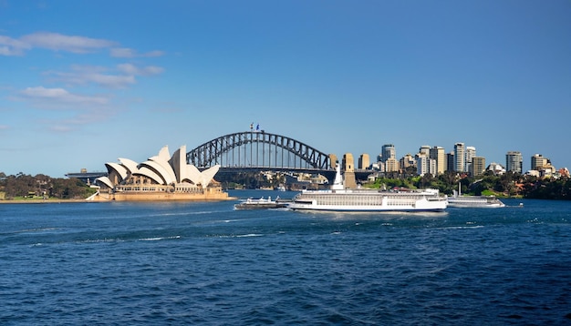 Circular Quay e Opera House Sydney Australia Ópera de Sydney com balsas no foregournd
