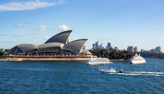 Circular Quay e Opera House Sydney Australia Ópera de Sydney com balsas no foregournd