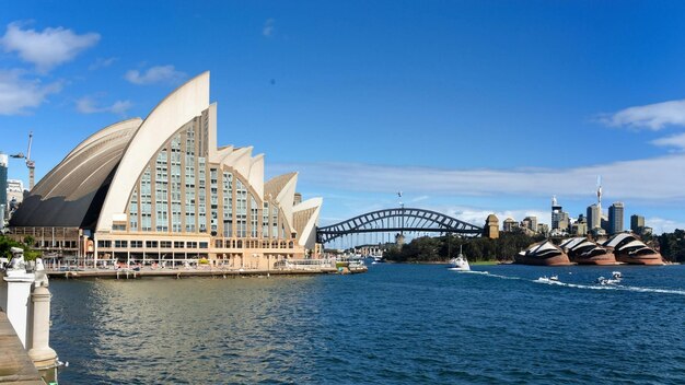 Foto circular quay y opera house sydney australia la ópera de sydney con transbordadores en el frente