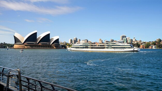 Foto circular quay y opera house sydney australia la ópera de sydney con transbordadores en el frente