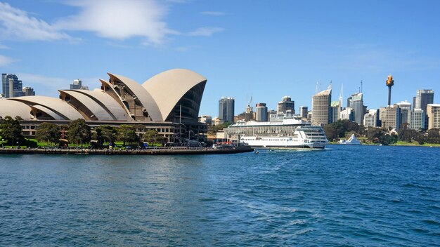 Circular Quay y Opera House Sydney Australia La ópera de Sydney con transbordadores en el frente