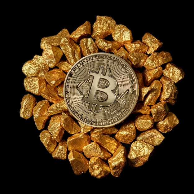 Circule desde el montículo de pepitas de oro y desde arriba Gold Bitcoin Coin. Bitcoin tan deseable como el concepto de oro digital. Criptomoneda Bitcoin.