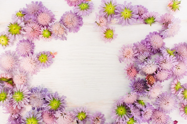 Círculo de aster en madera blanca