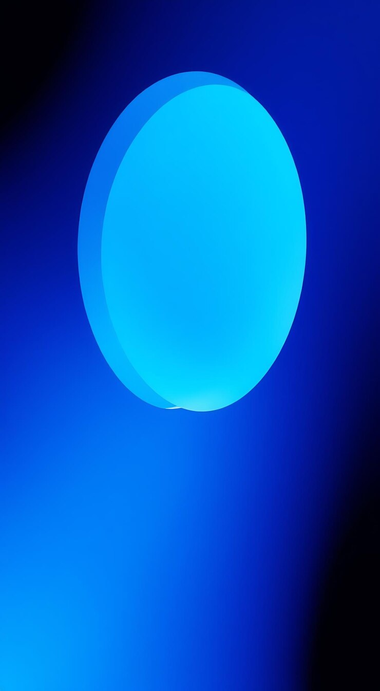 Foto círculo azul brillante sobre un fondo azul oscuro