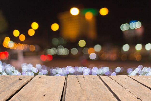 círculo bokeh en la ciudad, mesa de madera