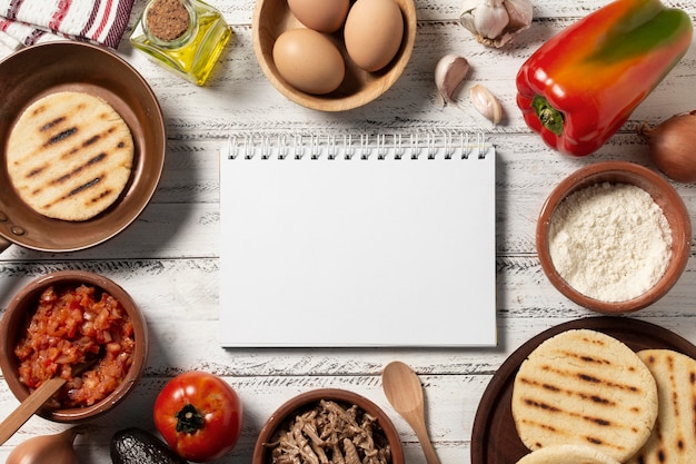 Foto círculo de comida de vista superior con cuaderno