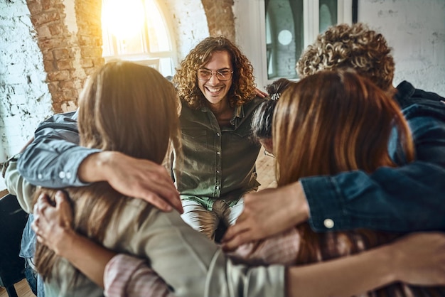 Círculo de confiança Grupo de pessoas sentadas em círculo e apoiando-se mutuamente Fundo Sunbeam