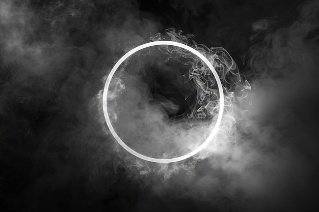 Círculo de fumaça branca sobre fundo preto