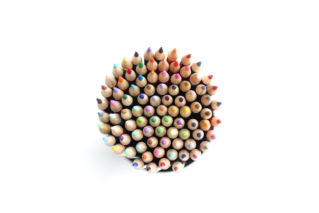 Círculo de lápis de cor sobre fundo branco de cima
